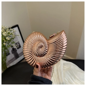 Gros plan d'une pochette en acrylique rose doré en forme de coquillage avec chaîne