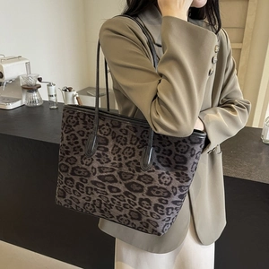 Vintage leopard print tote bag with large capacity and black leather shoulder straps
