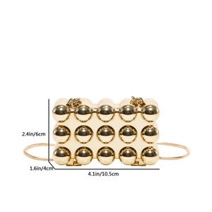 Mini-Abendclutch aus goldenem Acryl mit 3D-Kugelstruktur und eleganter Schlangenkette