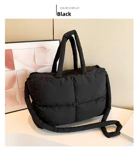 Détail du sac cabas matelassé en nylon noir avec poignées épaisses et surpiqûres