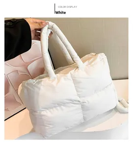 Gros plan du sac à main matelassé blanc en nylon avec texture à carreaux gonflants