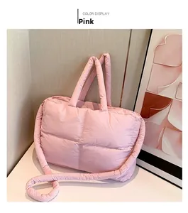 Vue détaillée du sac cabas rose matelassé en duvet avec texture bouffante et larges anses