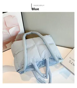Détail du sac cabas en nylon matelassé bleu clair avec texture nuage et fermeture éclair