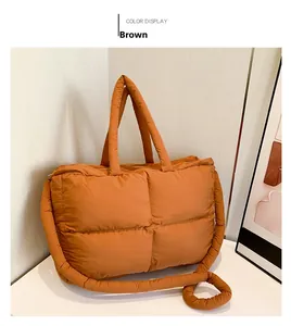 Sac fourre-tout en nylon matelassé marron avec coutures à carreaux et poignées