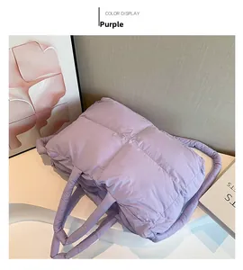 Détail du sac cabas matelassé violet brillant avec des poignées douces et rembourrées