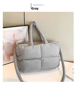 Vue détaillée du sac cabas matelassé gris avec surpiqûres carrées et bandoulière douce