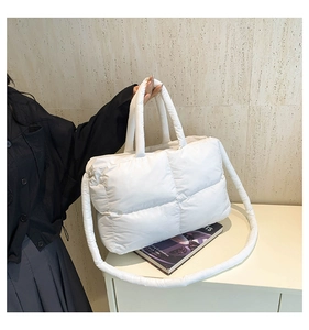 Gros plan sur un sac cabas matelassé blanc avec motif à carreaux et texture moelleuse