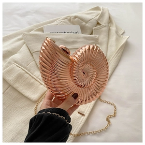Détail de la pochette de soirée coquillage en or rose avec texture spirale métallique