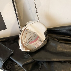 Elegante borsa da sera argentata a forma di ciottolo con tracolla a catena sottile