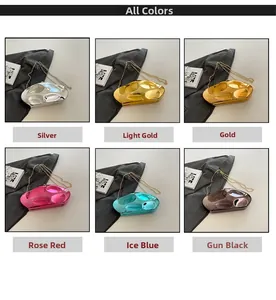 Dettaglio delle pochette da sera in acrilico in sei colori metallici con trama a onde
