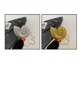 Details von muschelförmigen Abendtaschen in Gold und Silber mit Metallketten