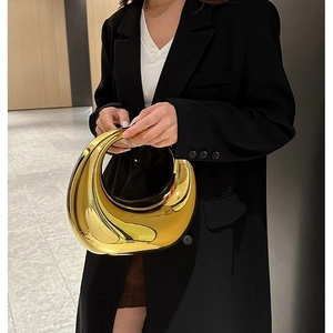 Bolso de media luna en acrílico dorado con acabado metálico brillante para mujeres