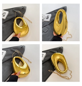 Detailansicht einer goldfarbenen tropfenförmigen Tasche mit poliertem Spiegeleffekt