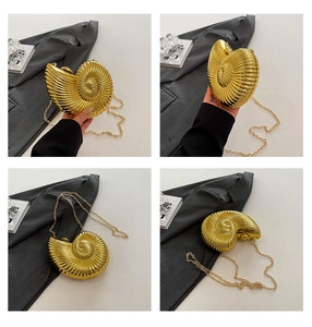 Detailansichten der goldenen Muschel-Abendtasche aus Acryl mit einer Metall-Kette