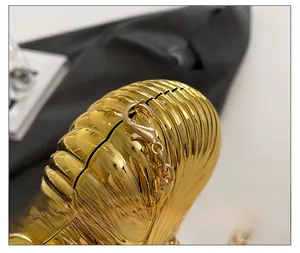 Makro-Detail der hochwertigen Vergoldung und des Karabinerverschlusses der Muscheltasche
