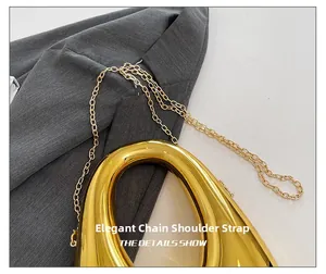 Detail der eleganten Goldkette an einer verspiegelten Acryl-Abendtasche in Goldoptik