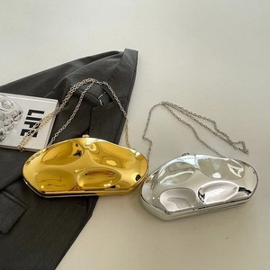 Borsa da sera chic a forma di nuvola in oro e argento con tracolla a catena