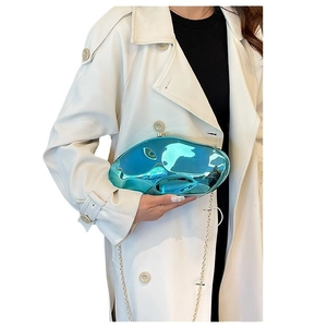 Elegante pochette da sera in acrilico blu a forma di ciottolo con catena dorata