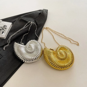 Schicke Muschel-Abendtasche aus Acryl in Gold und Silber mit Metall-Kettenriemen