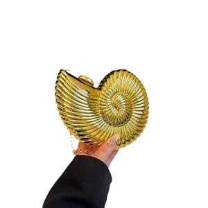 Elegante goldene Muschel-Abendtasche aus Acryl mit Metallkette und 3D-Struktur-Finish