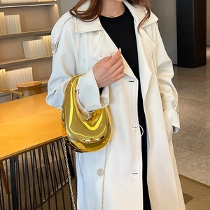 Schicke goldene Metall-Handtasche in Skulpturform mit Kette und Spiegeleffekt