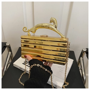Detailansicht der Luxus Gold-Clutch mit Leoparden-Griff und eleganter Ketten-Schulterriemen