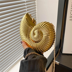 Sac à main doré en forme de coquillage avec texture spirale et bandoulière chaîne