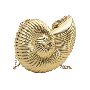 Pochette de soirée dorée en forme de nautile avec texture spirale et bandoulière chaîne