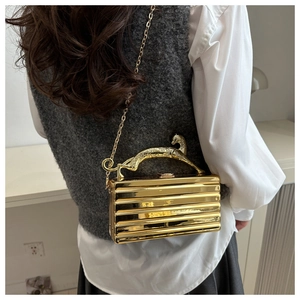 Detail der goldene Acryl-Clutch mit Eisriss-Textur und Leoparden-Griff am Modell