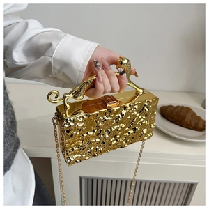 Detail der goldenen Acryl-Box-Tasche mit Leoparden-Griff und Hammerschlag-Optik