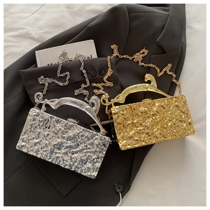 Detailansicht der Abendtasche mit metallischer Eisriss-Struktur und Leoparden-Griff