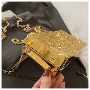 Detailansicht der goldenen Abendtasche mit einzigartiger Lavahammer-Struktur-Oberfläche