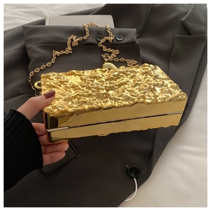 Detailaufnahme der goldenen Lavatextur-Abendtasche mit metallischem Spiegeleffekt