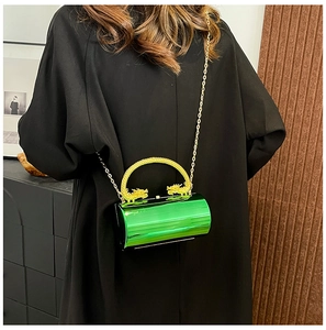 Détail du sac de soirée cylindrique vert émeraude avec poignée dragon dorée et chaîne