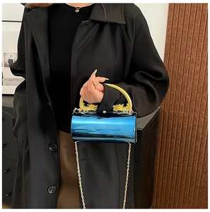 Détail du sac de soirée bleu avec poignée double dragon doré et bandoulière