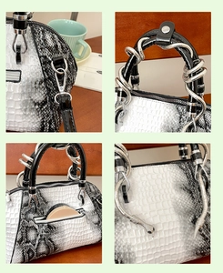 Vista detallada del bolso con textura de serpiente y diseño único de mango metálico de serpiente.