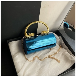 Détail du sac de soirée en acrylique bleu avec poignée dragon dorée et chaîne