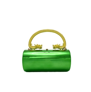 Détail du sac de soirée vert métallique avec poignées doubles en forme de dragon doré