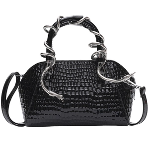 Bolso de mano de charol negro con asa de serpiente plateada única, detalle elegante.