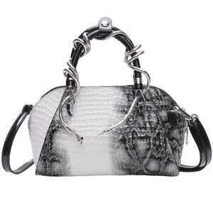 Detalle exquisito del asa de serpiente y textura de cocodrilo en este bolso chic.