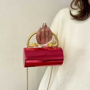 Sac de soirée cylindrique rouge avec poignées dragon dorées et bandoulière en chaîne