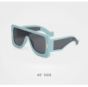 Détail de lunettes de soleil bleu clair avec accents métalliques dorés sous un angle de 45 degrés