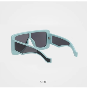 Vue latérale de lunettes de soleil cyberpunk oversize avec branches larges et verres gris