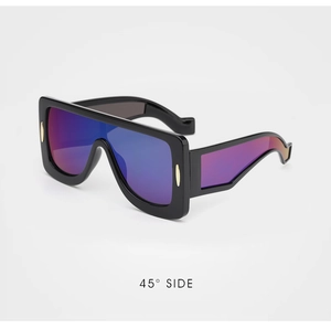 Vue latérale à 45 degrés des lunettes de soleil noires avec verres dégradés bleu-violet