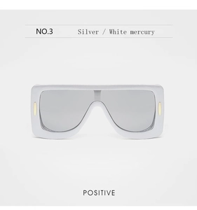 Vue de face de lunettes cyberpunk surdimensionnées avec verres argentés et détails dorés