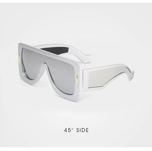 Détail des lunettes de soleil futuristes montrant l'angle de 45 degrés et le verre miroir argent