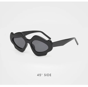 Vue latérale à 45 degrés de lunettes de soleil noires à monture ondulée et brillante