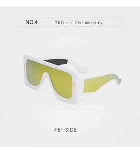 Détail de lunettes cyberpunk blanches avec branches ondulées et verres miroir jaunes
