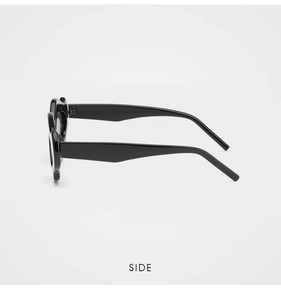 Vue latérale des lunettes de soleil noires tendance avec branches larges et brillantes