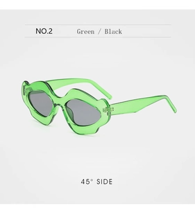 Détail des montures de lunettes de soleil ondulées vert transparent avec verres foncés angle 45 degrés